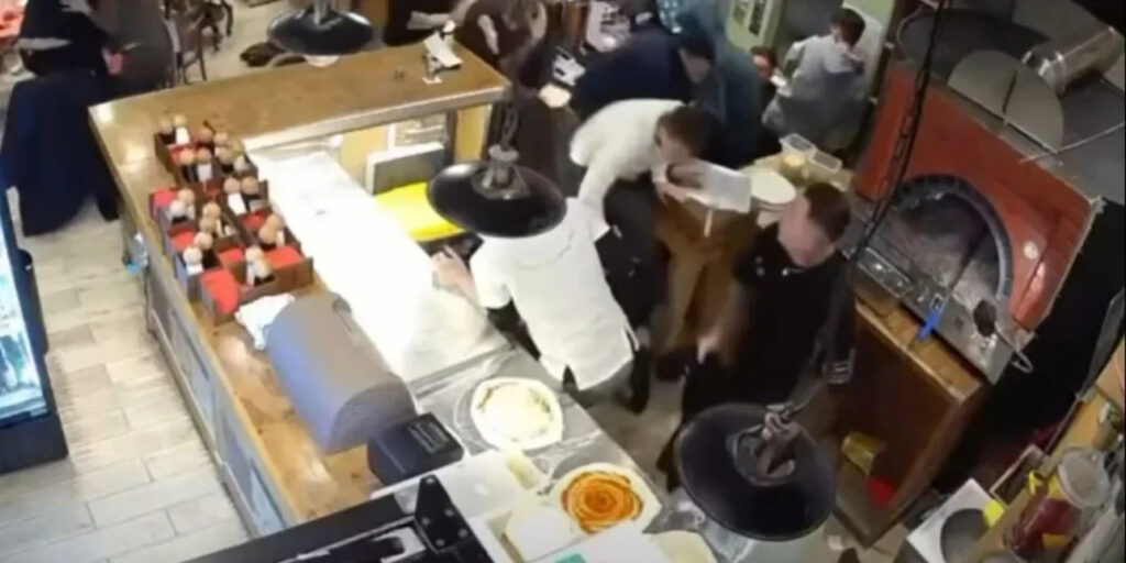 Αλεξανδρούπολη: Σκηνές πανικού και ουρλιαχτά! – Η στιγμή που άνθρωποι τρώνε σε εστιατόριο και ξαφνικά με 150 χλμ/ώρα…(Βίντεο σοκ)