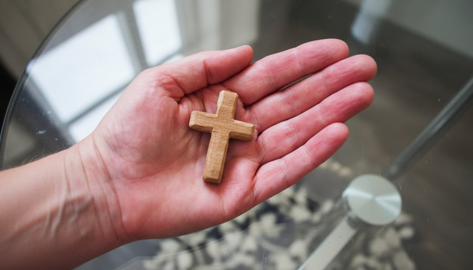 Θαύμα στο ματωμένο ρεβεγιόν του Κραν Μοντανά: Το είδαν με τα μάτια τους! Έσφιξε τον σταυρό του στο χέρι και…