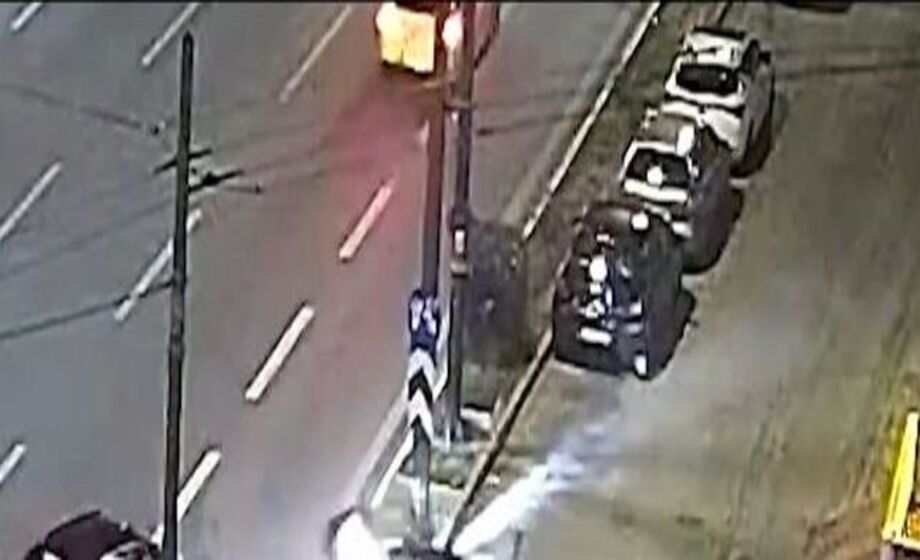 Συγγρού: Συνέβη, πριν από λίγο! Η στιγμή που ΙΧ πετάει μοτοσυκλετιστή σε κολόνα (Βίντεο – σοκ)