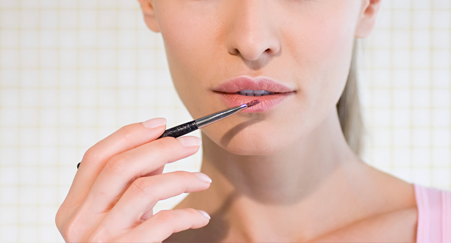 Αυτό είναι το κραγιόν που θα κυριαρχήσει την άνοιξη – Δεν φαίνονται οι ρυτίδες στο στόμα και τα δόντια δείχνουν λευκά