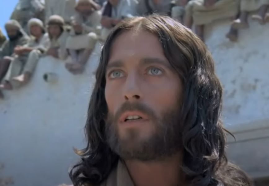 Σπάνια δημόσια εμφάνιση για τον «Ιησού από τη Ναζαρέτ» – Έτσι είναι σήμερα ο Ρόμπερτ Πάουελ – Αγνώριστος…