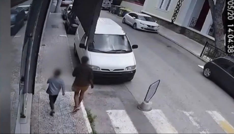 Μενίδι: Παιδί οκτώ ετών λήστεψε ηλικιωμένη – Συνεργός του ένα 16χρονο κορίτσι – ΒΙΝΤΕΟ