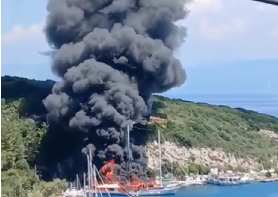 Έκτακτο – Ελλάδα: Συναγερμός σε λιμάνι! Φωτιά σε τουριστικά σκάφη – Πυκνοί μαύροι καπνοί…