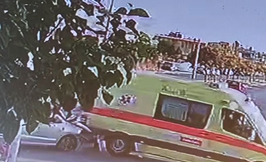 Ελλάδα: Η στιγμή που τουμπάρει το ασθενοφόρο – Η τραγική τύχη του ασθενή και η γυναίκα που οδηγούσε το ΙΧ (Βίντεο)