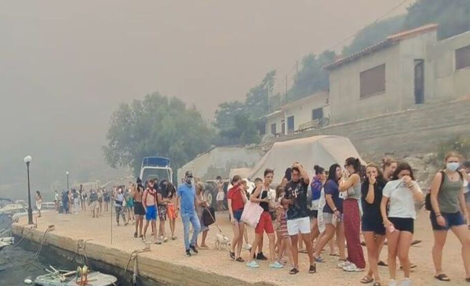 Ελλάδα – Σε εξέλιξη μεγάλες φωτιές – Οι φλόγες έφτασαν στην παραλία – Αναφορές για εγκλωβισμένους – Εκκενώσεις από θαλάσσης