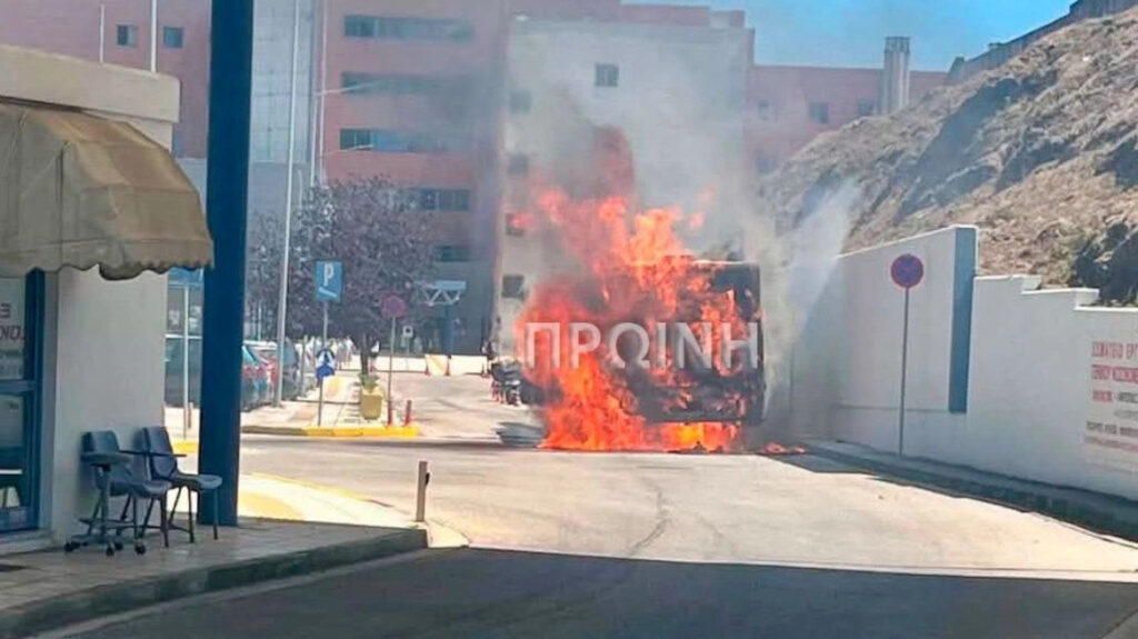 Ελλάδα: Αστικό λεωφορείο πήρε φωτιά μέσα σε νοσοκομείο