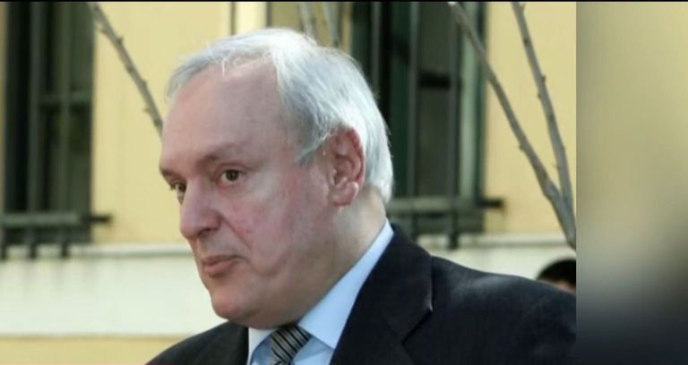 “Μπαμπά, άνοιξε την πόρτα” φώναζαν οι δίδυμες κόρες του – Η μισόκλειστη πόρτα, το θριλερικό σκηνικό και η τραγωδία