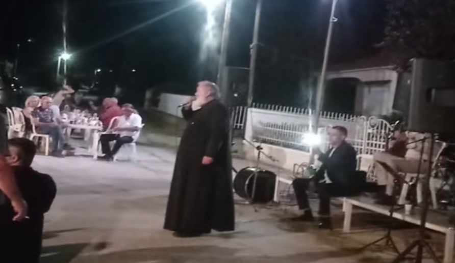 Ελλάδα: Ιερείς “έκλεψαν” την παράσταση σε πανηγύρι – Ο ένας τραγουδούσε και ο άλλος χόρευε