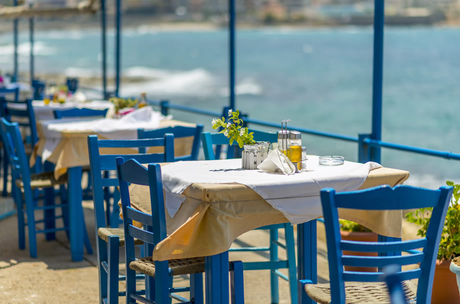 Σαλμονέλα: Σε ποια τρόφιμα εντοπίζεται – Τι να προσέχουμε στις ταβέρνες και τα εστιατόρια το καλοκαίρι