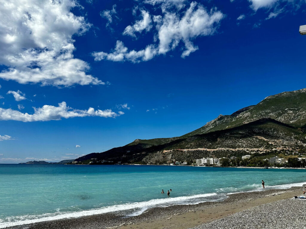 Δραματικές στιγμές σε ελληνική παραλία με ομπρέλες – Οι λουόμενοι σε πανικό – Τραυματίστηκαν παιδιά