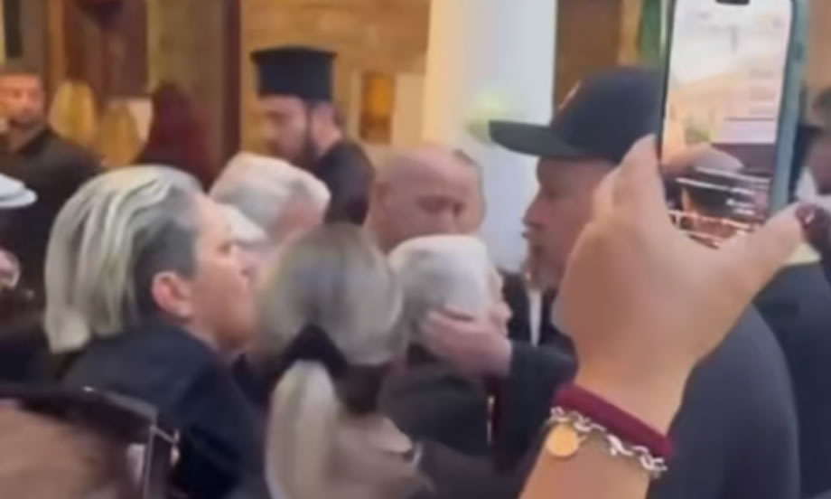 Μαζωνάκης: Ράκος η αδελφή του, Βάσω, στην εκκλησία – Σπάραζε η Μαρία και ο πατέρας του (Βίντεο)