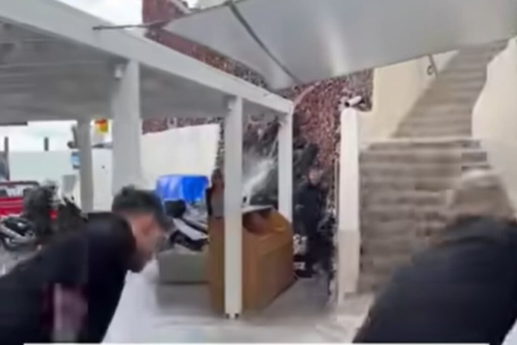 “Ντροπή!” Σάλος με βίντεο υπαλλήλων να σκουπίζουν ποτάμι νερού για να φάνε πελάτες εστιατορίου (Βίντεο)