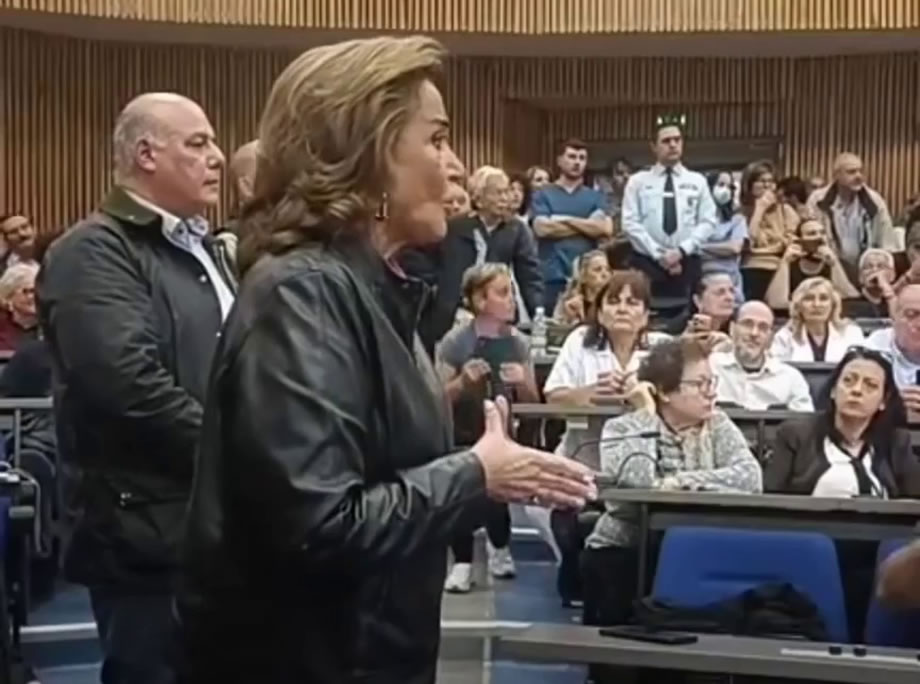 «Κλείσ’ το ρε πουλάκι μου το στόμα» – Τα “πήρε” κρανίο η Μπακογιάννη με γυναίκα που τη διέκοψε
